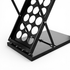 Lausitzer Marktplatz A4-Broschürenständer aus schwarzem Metall mit vier Stufen und kreisförmigen Ausschnitten. Inklusive Transporttasche.