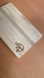 Bamboo cutting board with metal handle (32.5 x 25 x 1.8 cm)