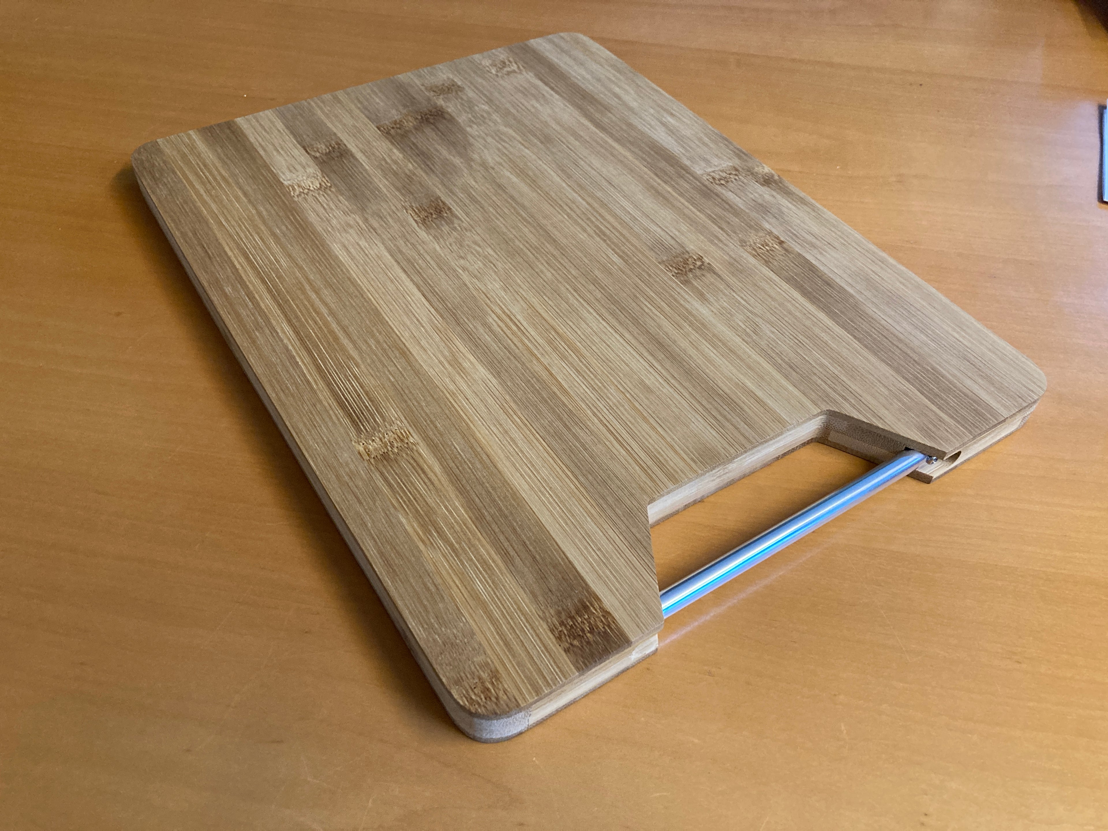 Bambus Schneidebrett mit Metallgriff  (32,5 x 25 x 1.8 cm)